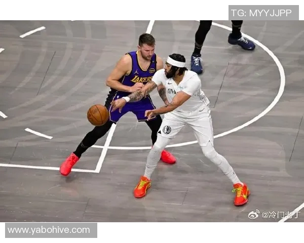 老队友默契配合濃眉果断分球助拉塞尔轻松命中三分